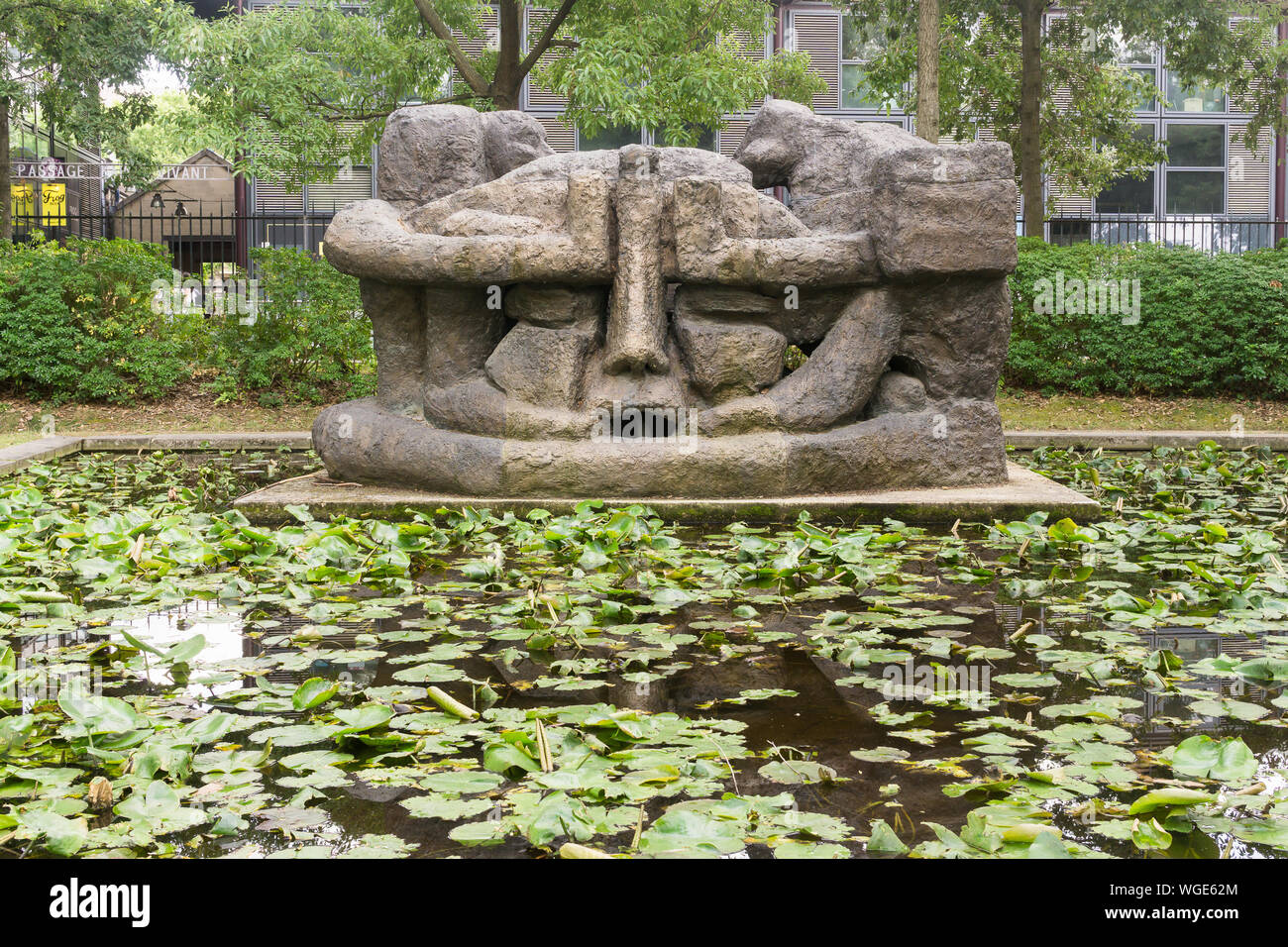 Escultura - París La Demeure X escultura por Etienne Martin cerca de un pequeño estanque en el Parque de Bercy, en el 12º arrondissement de París, Francia, el Europ Foto de stock