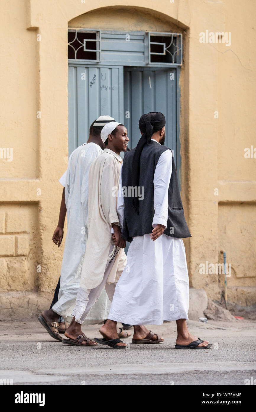 En Dire Dawa, Etiopía-Abril 16, 2015: No Identificados hombres somalíes andando por la calle de Dire Dawa, Etiopía, cerca de la frontera somalí Foto de stock