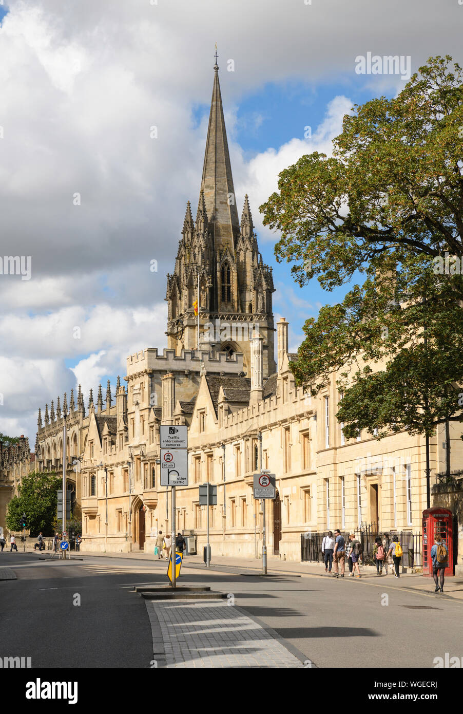 Oxford High Street con la torre de la iglesia de la Universidad de St Mary's, Oxford, Inglaterra, Reino Unido. Foto de stock