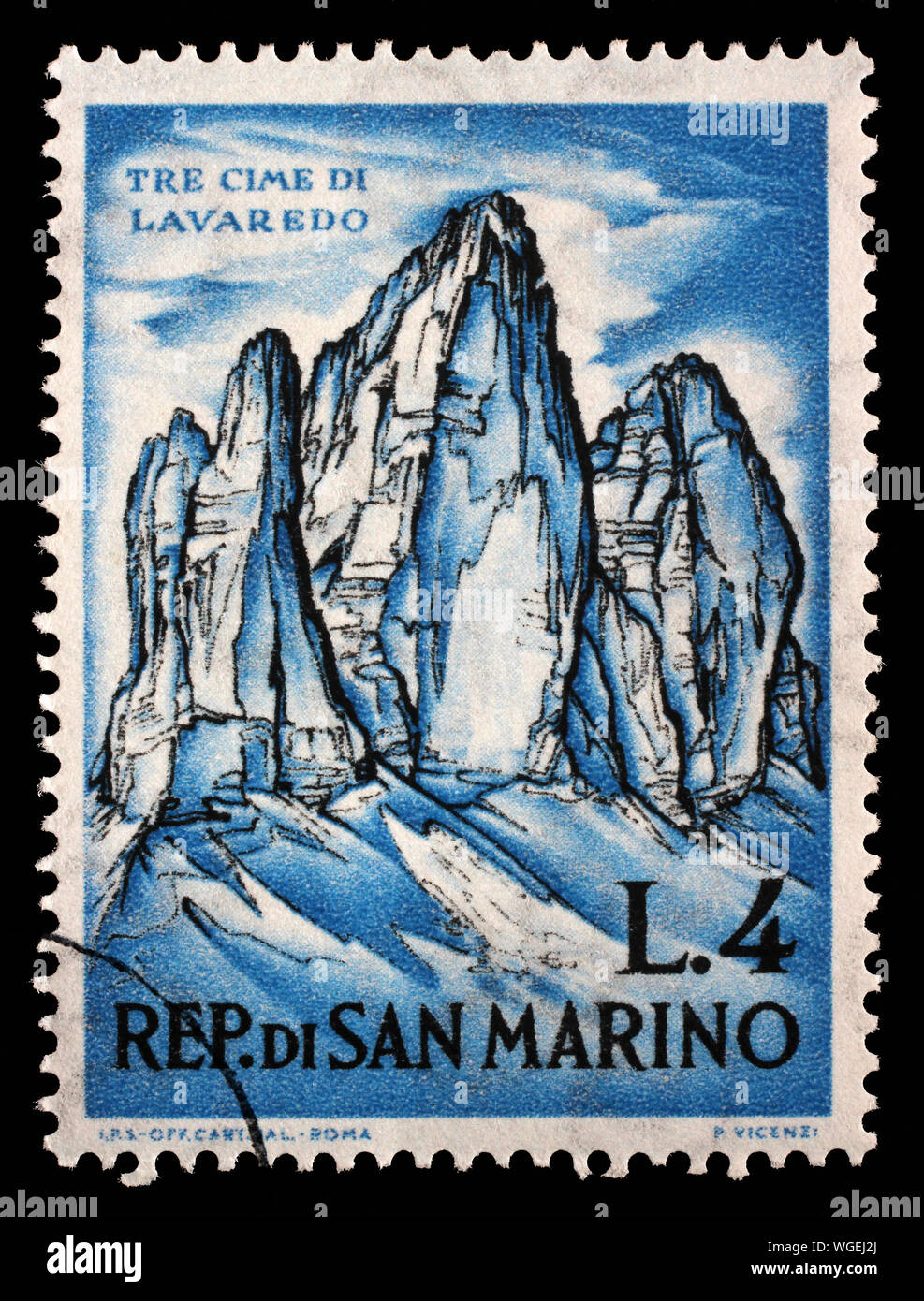 Sello emitido en San Marino muestra Tre cime di Lavaredo y dedicado al montañismo, circa 1962. Foto de stock