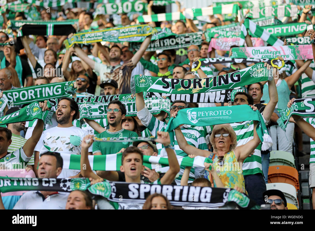 Sporting CP partidarios durante la Liga nº 2019/20 del partido de fútbol entre el Sporting CP vs Rio Ave FC.(Puntuación Final: Sporting CP 2 - 3 Rio Ave FC) Foto de stock
