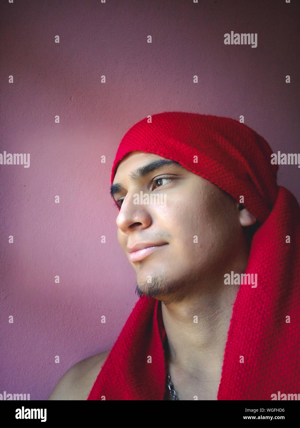 Hombre con pañuelo rojo en la cabeza fotografías e imágenes de alta resolución -