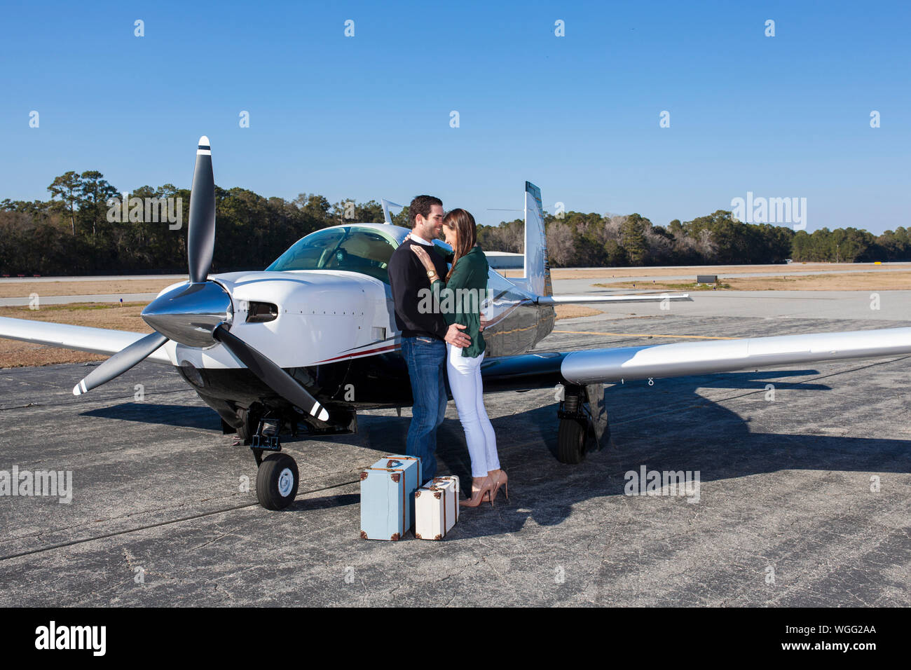 Hermosa pareja con avión privado Foto de stock