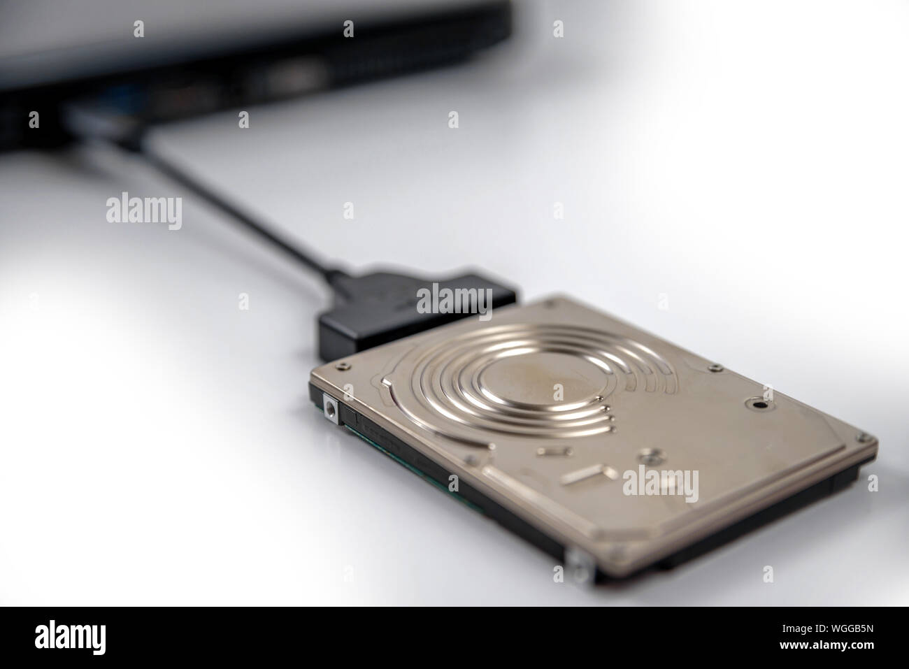 Disco duro interno de 2,5 disco duro conectado al portátil mediante un  cable USB sata closeup view Fotografía de stock - Alamy