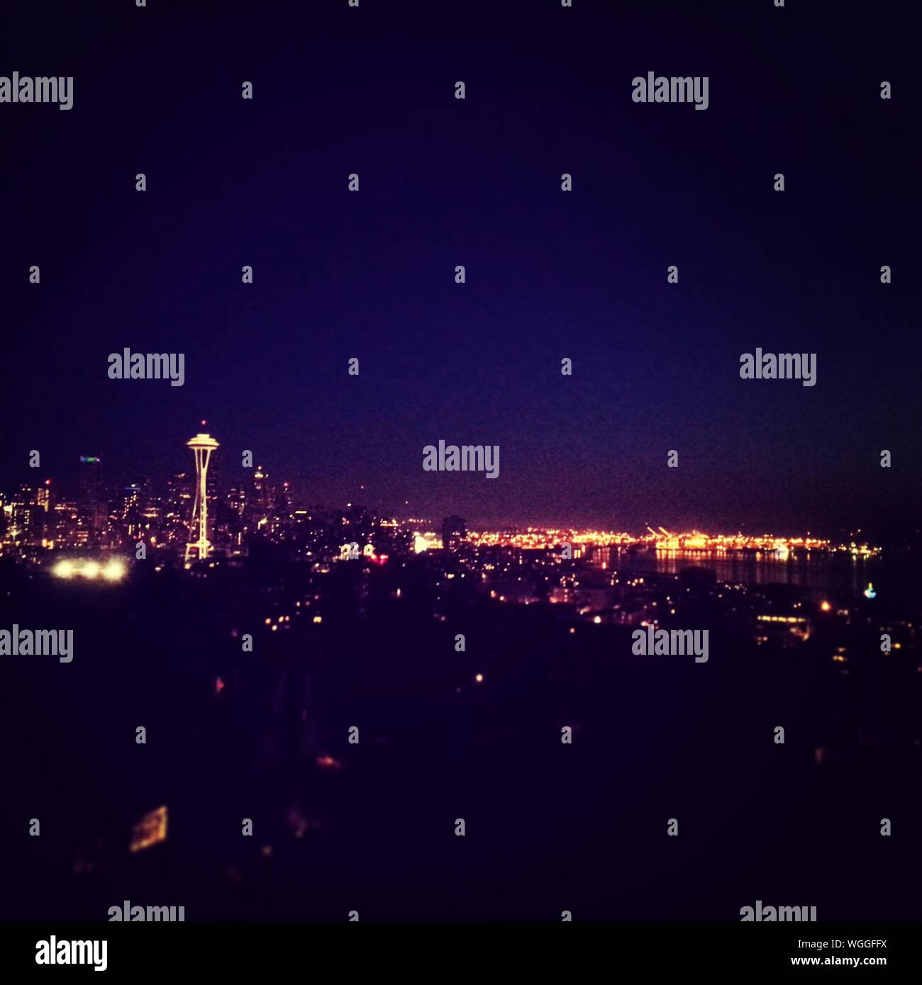 Encendido del Space Needle y ciudad contra el cielo claro en la noche Foto de stock