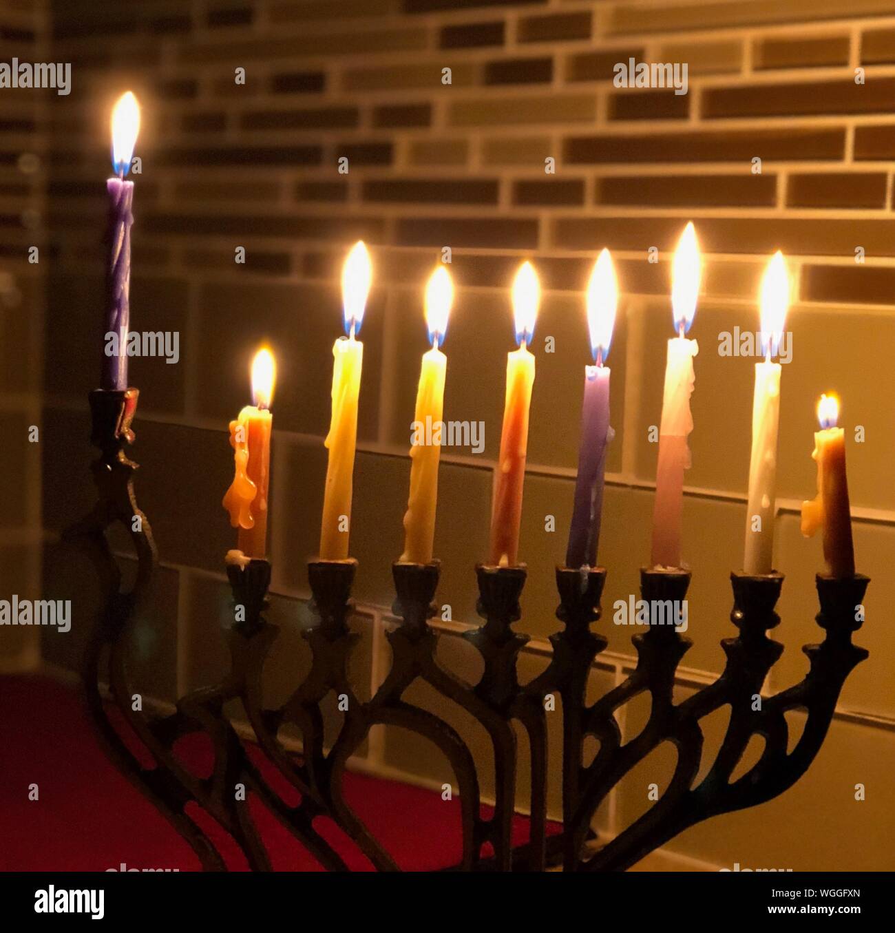 Vela encendida en candelero fotografías e imágenes de alta resolución -  Página 12 - Alamy