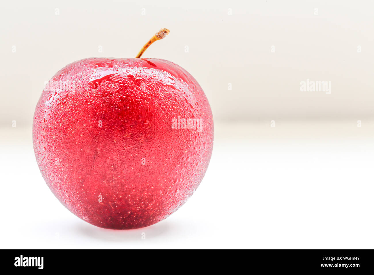 Close-up de moist manzana roja sobre fondo blanco. Foto de stock
