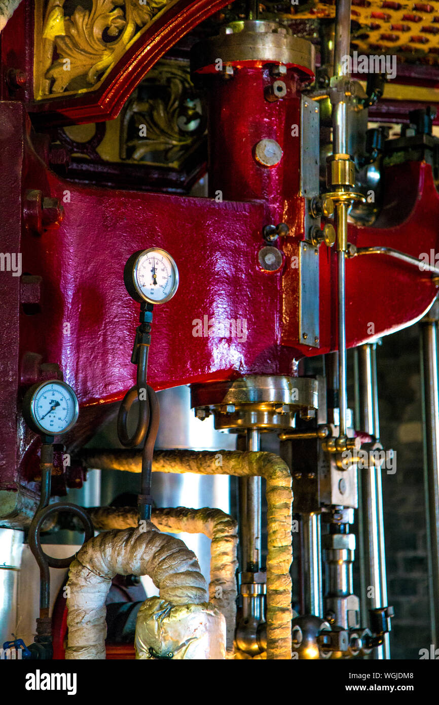 Tubos y manómetros del Príncipe Consorte de vapor del motor de bombeo en Crossness Estación de bombeo, UK Foto de stock