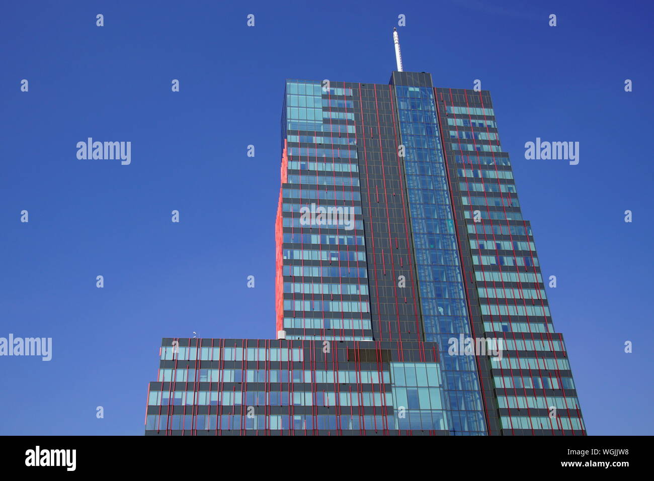 World Trade Center Almere contra un cielo azul claro. Foto de stock