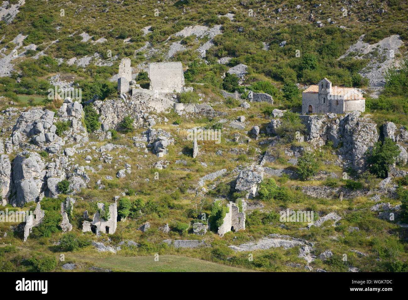 VISTA AÉREA. Abandonado aldea encaramado de Hautes-Gréolières. Gréolières, Valle de Le Loup, Alpes Marítimos, Francia. Foto de stock