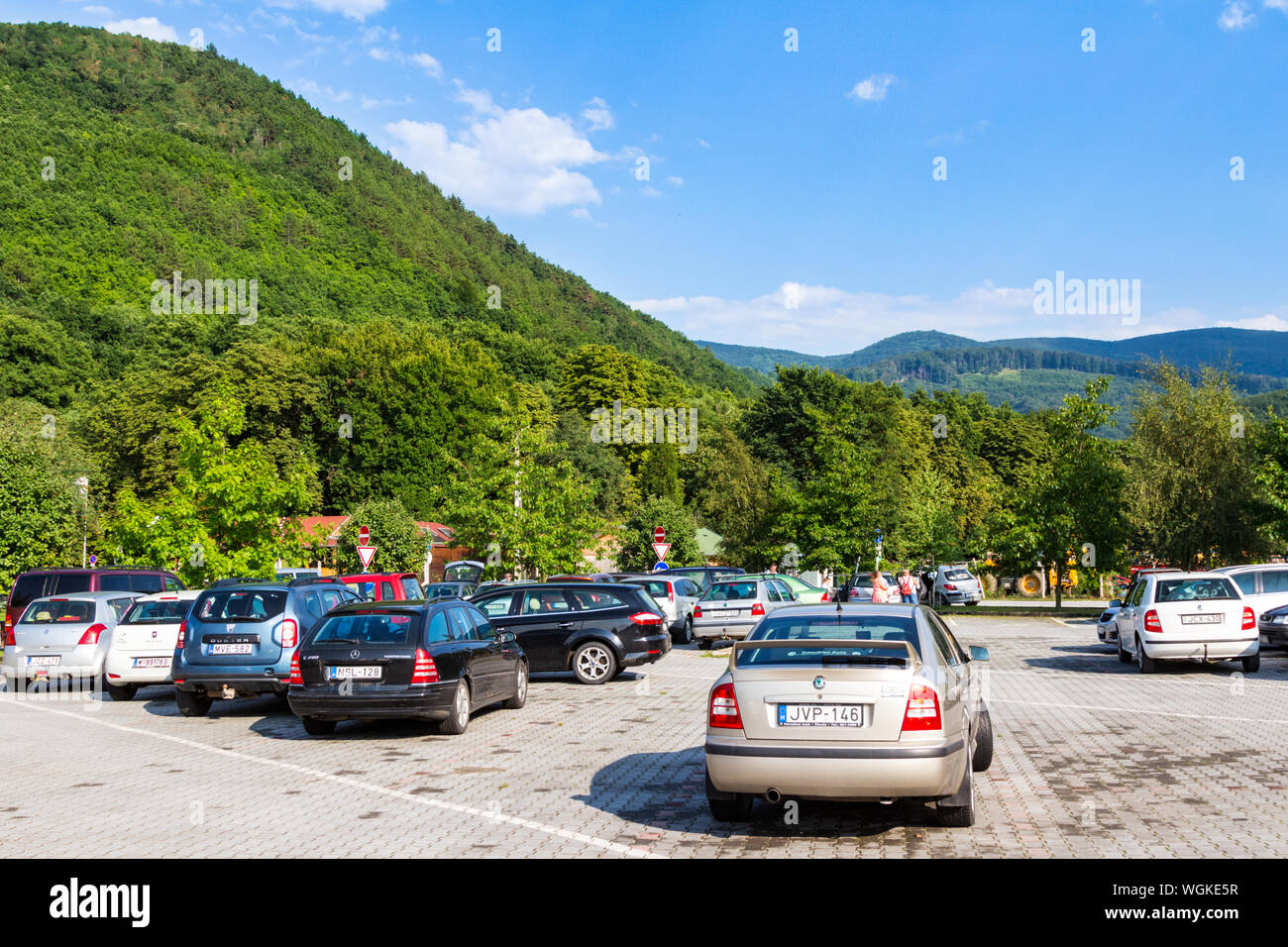 Zona de aparcamiento aparcamiento en la entrada de la Szalajka-völgy, Parque Nacional Bükki Valle Szalajka, Hungría Foto de stock