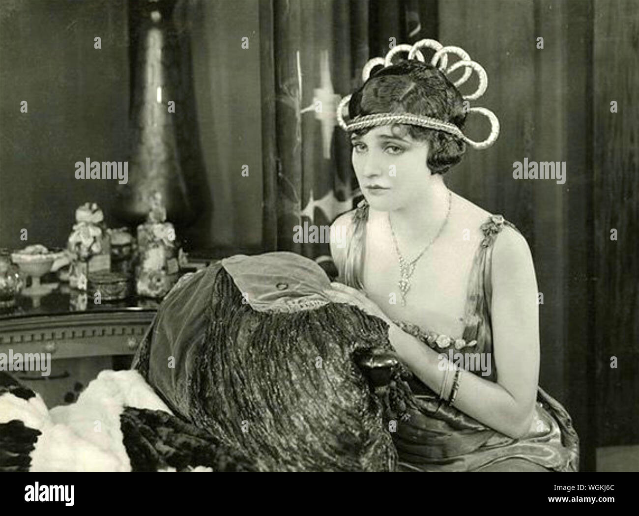 FORBIDDEN FRUIT 1921 Paramount Pictures film mudo con Agnes Ayres Foto de stock