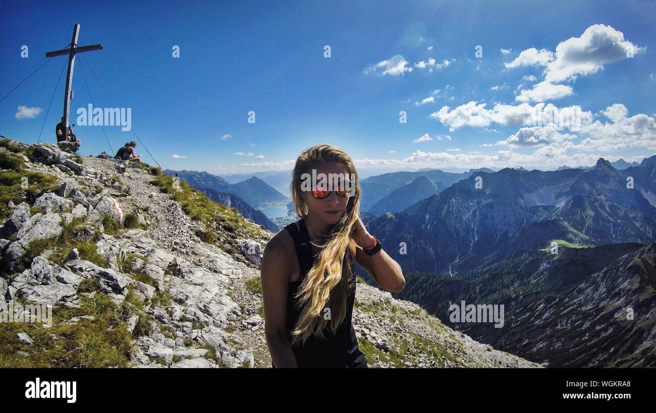 Portrat de mujer con montañas en segundo plano. Foto de stock