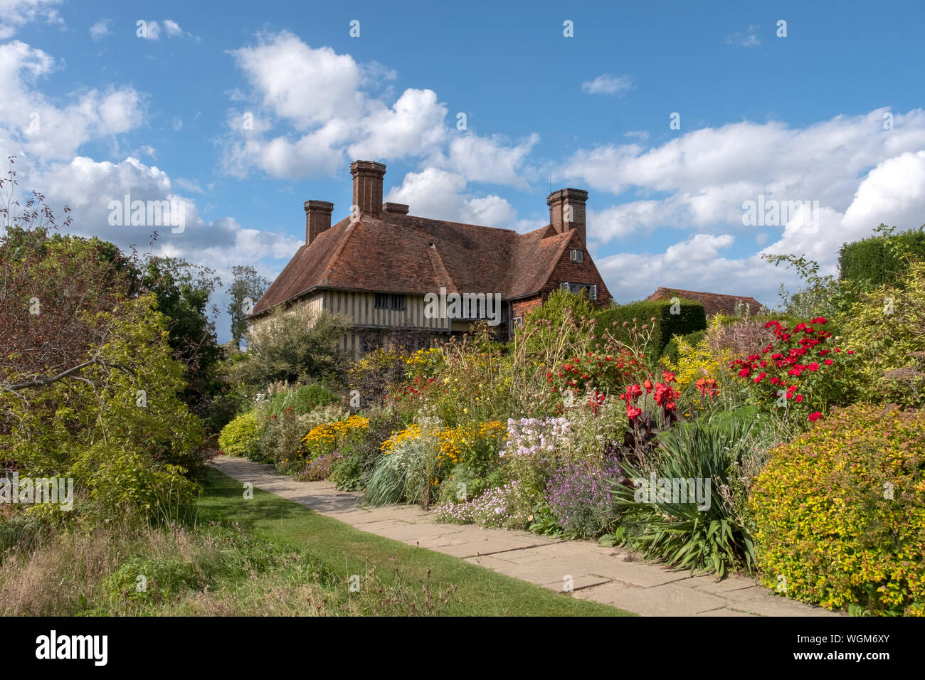 Great Dixter jardín y casa, el hogar del célebre diseñador de jardines y escritor Christopher Lloyd, Northiam, East Sussex, jardines del Reino Unido Foto de stock