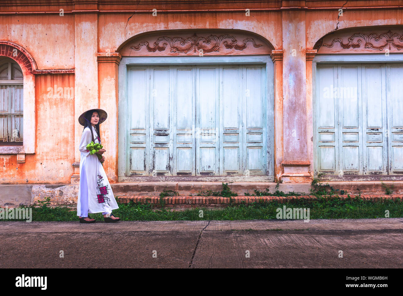 Retrato de mujer vietnamita en vestimentas tradicionales Foto de stock