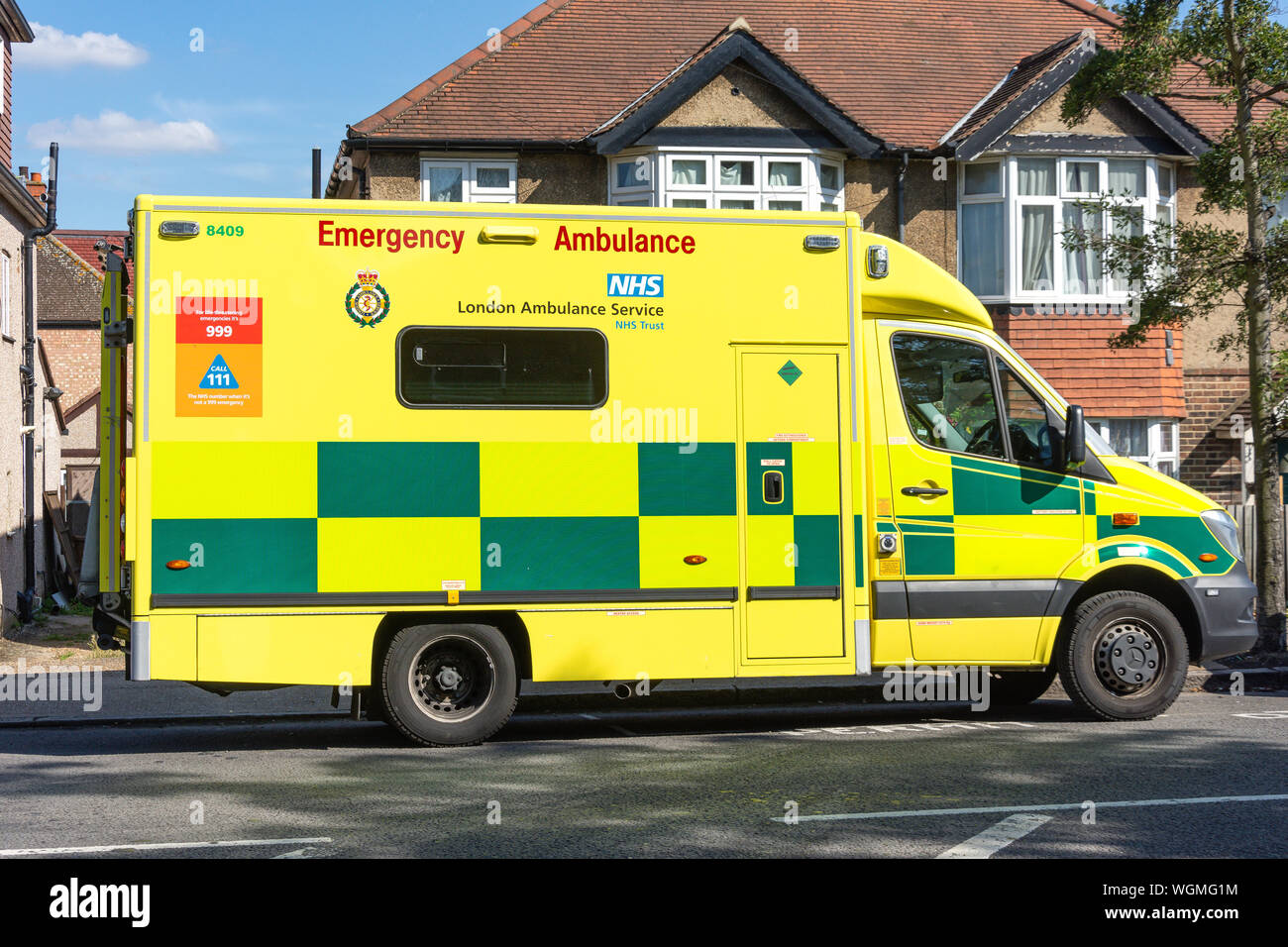 El Servicio de Ambulancias de Londres NHS emergencia ambulancia estacionada en la calle, Heston, Hounslow, London Borough of Greater London, England, Reino Unido Foto de stock