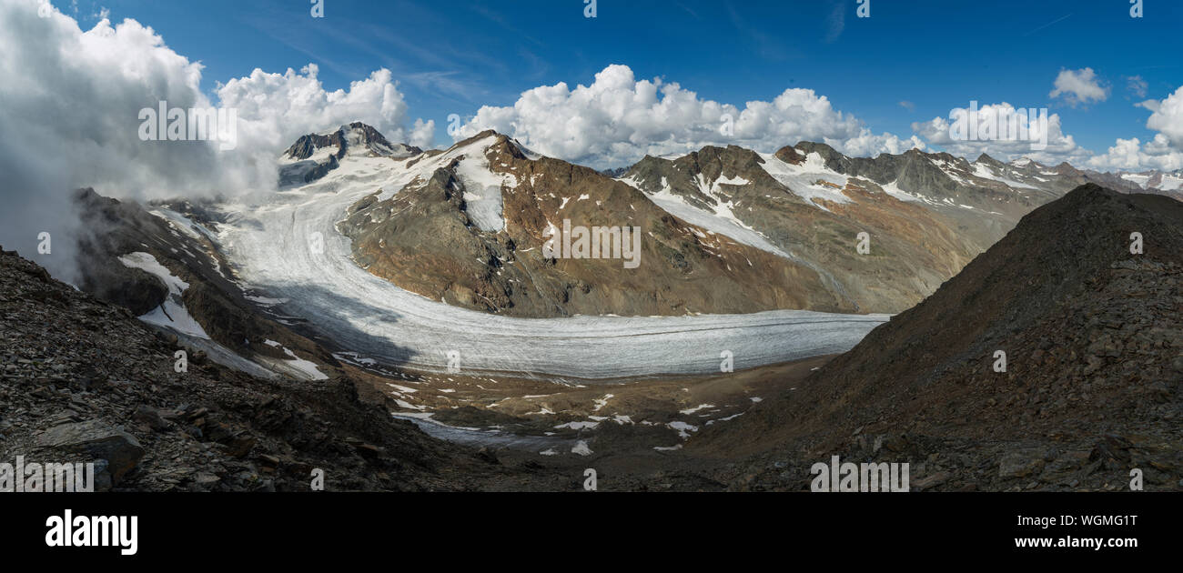 Vista superior del glaciar de montaña Senales parcialmente cubierto de nubes Foto de stock