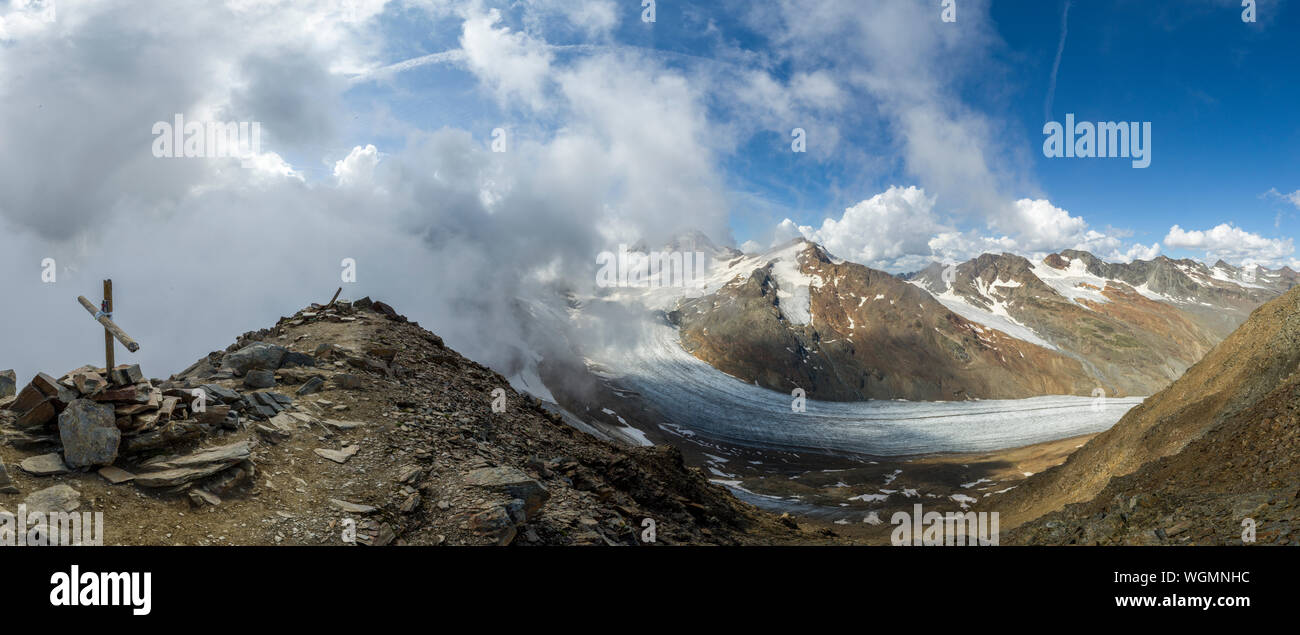 Vista superior del glaciar de montaña Senales parcialmente cubierto de nubes Foto de stock