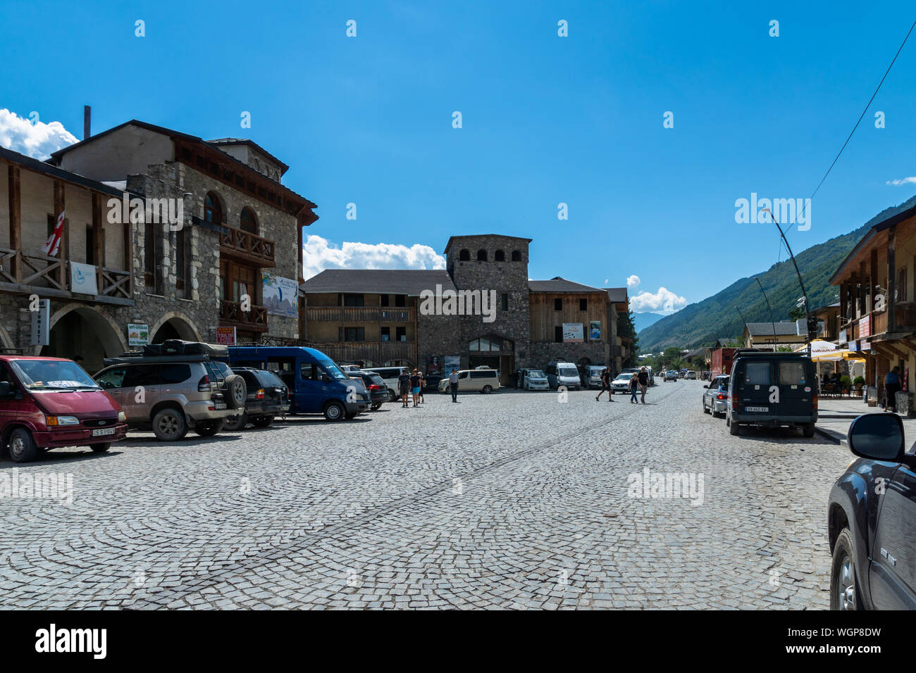 Mestia, Georgia - Agosto 2019: Mestia, centro de la ciudad. Mestia está ubicado en la región de Georgia Svaneti y un destino turístico popular. Foto de stock