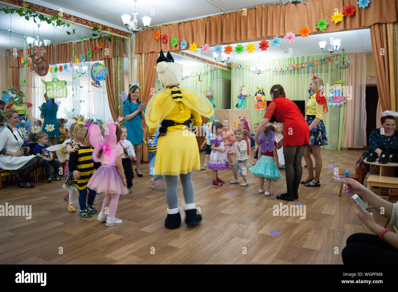 Rusia Novodvinsk Mayo 2019 - Guardería 24 - un tema matinee en kindergarten, donde todo el mundo está vestido de abeja o trajes de mariposas - niños de tres años, educadores, primer carnaval, traje ball, amarillo Foto de stock