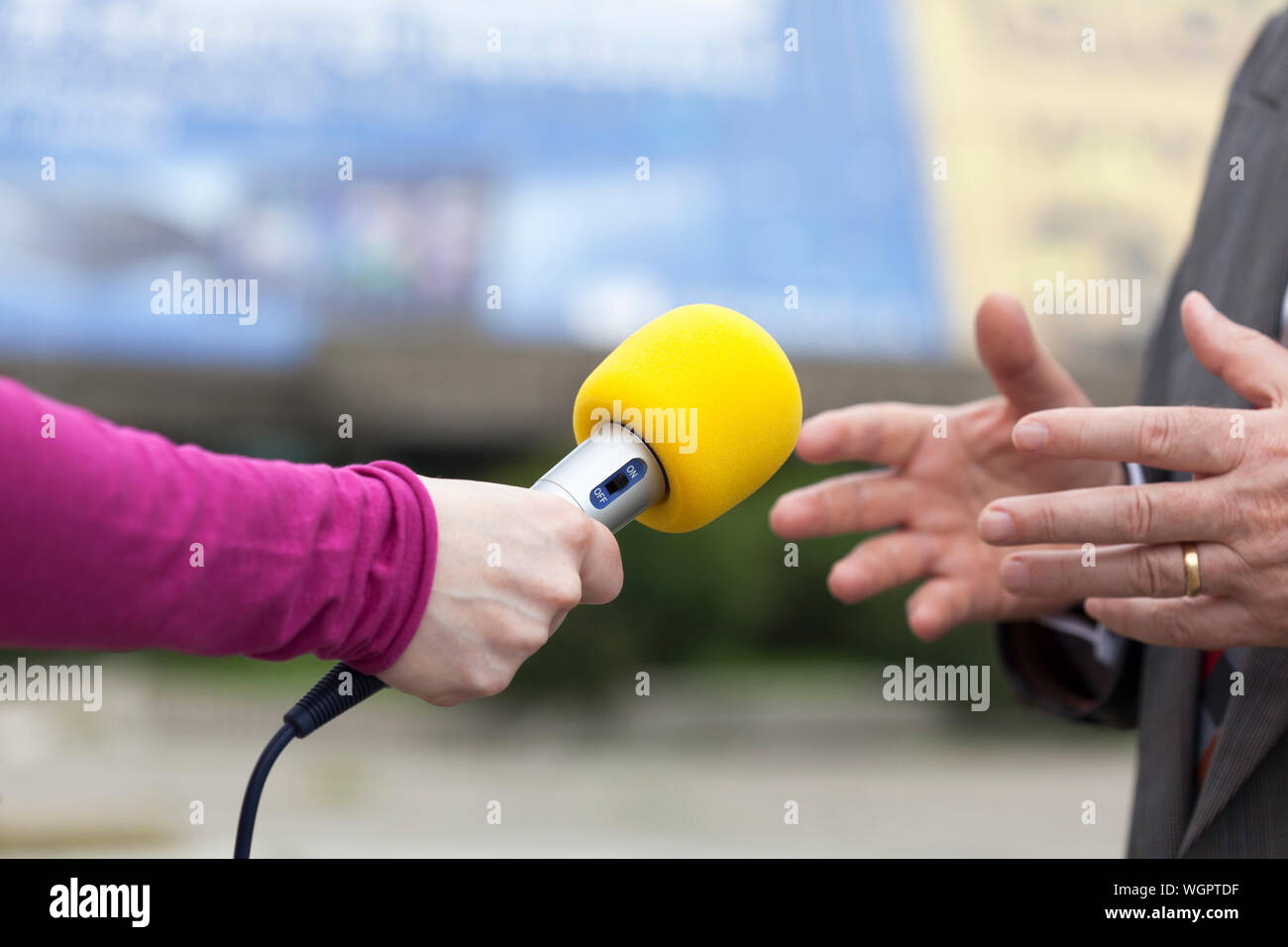 Periodista en posesión de micrófono para la realización de la entrevista Foto de stock