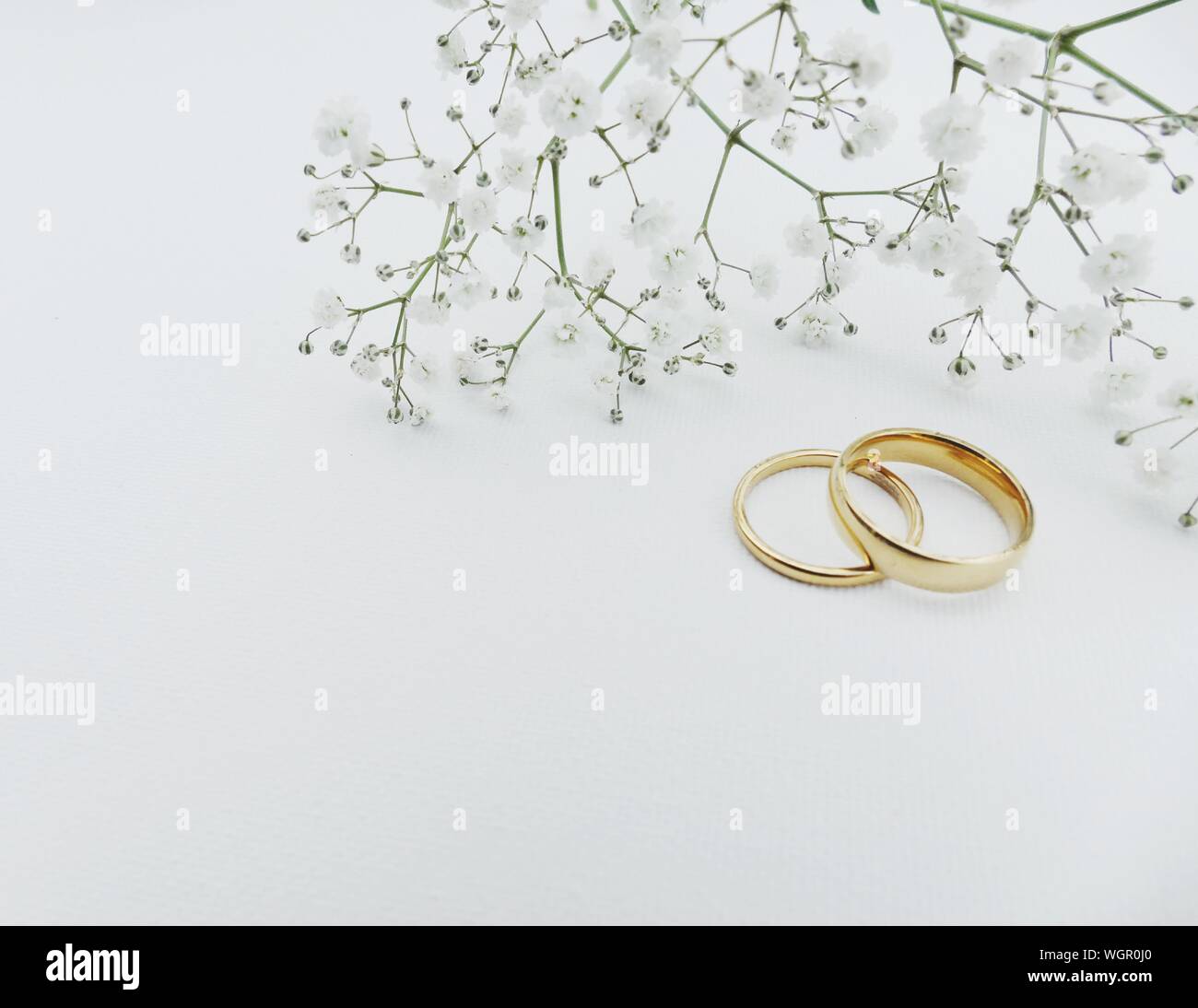 Anillos de boda flores fotografías e imágenes de alta resolución - Alamy