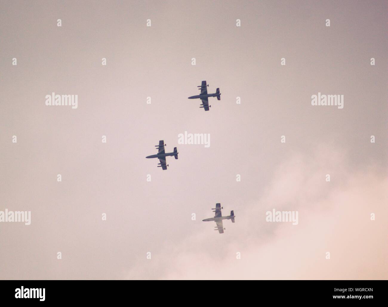 Ángulo de visión baja de aviones de combate volando en el cielo Foto de stock