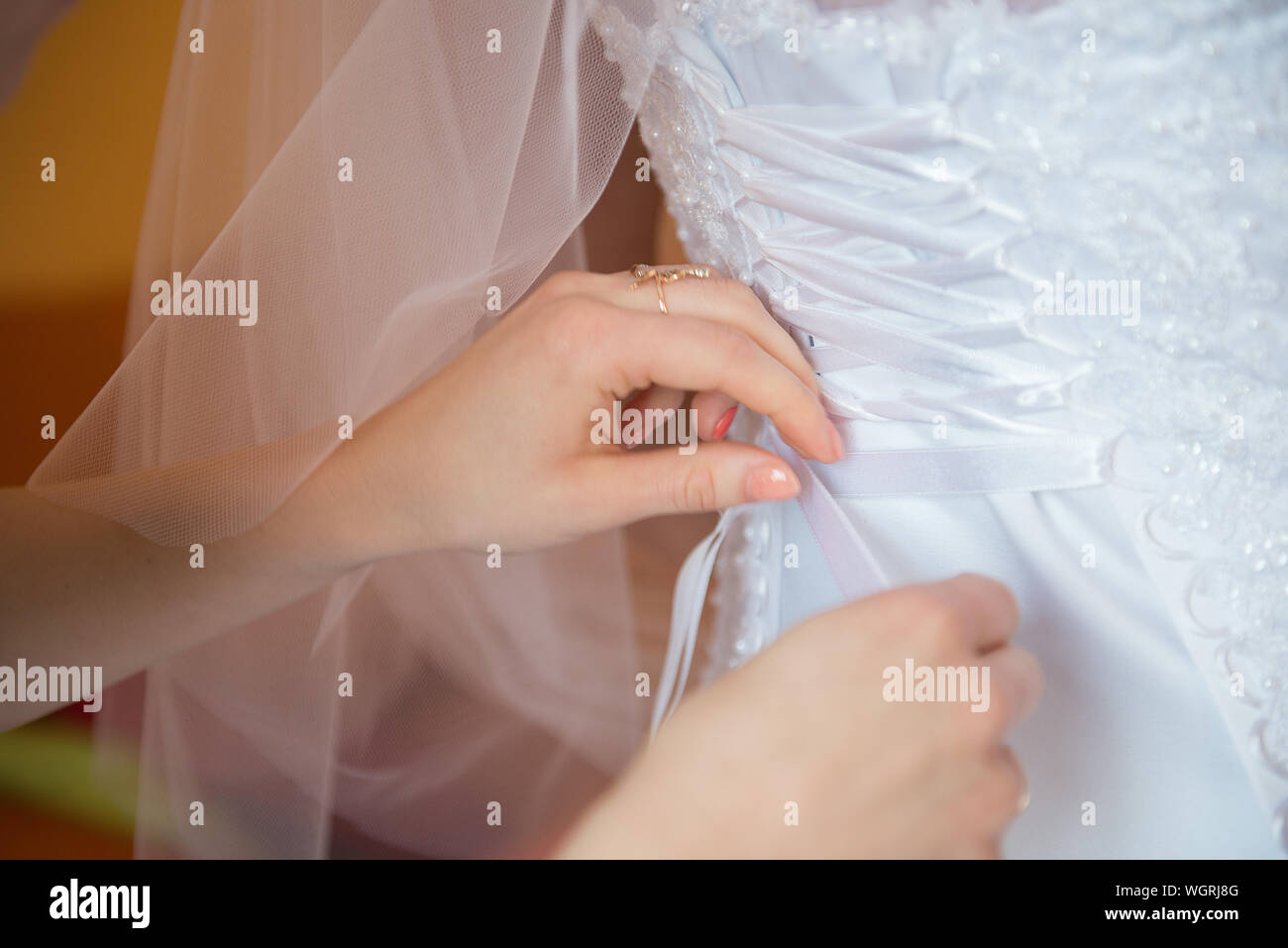 Atado de manos recortadas con cinta en el vestido de novia Fotografía de  stock - Alamy