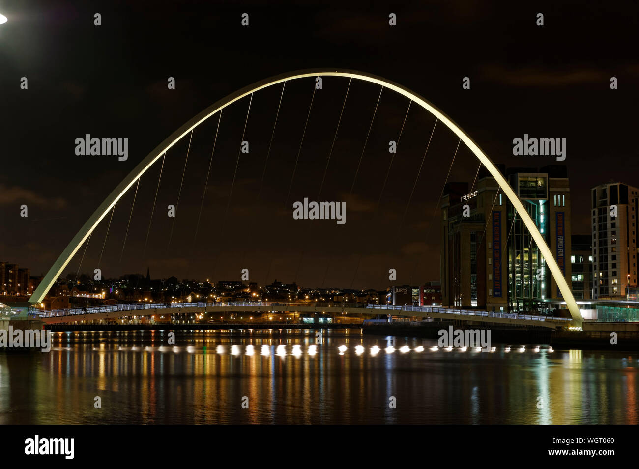 Iluminado puente Gateshead Millennium Bridge sobre el río en la noche Foto de stock
