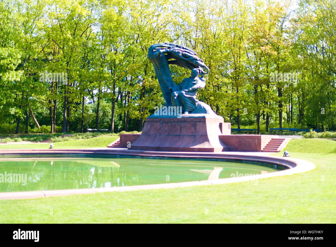 Estatua de Federico Chopin sentado bajo un árbol de sauce llorón