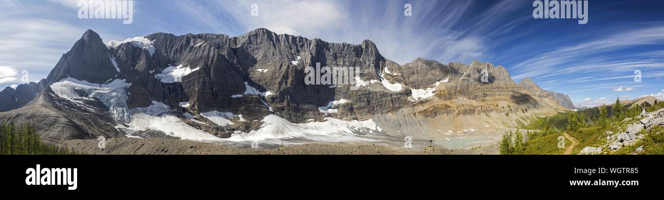 Vista panorámica del paisaje de montaña Rockwall acantilados prados alpinos gran verano sendero de Trekking Parque Nacional Kootenay, Canadian Rockies Foto de stock