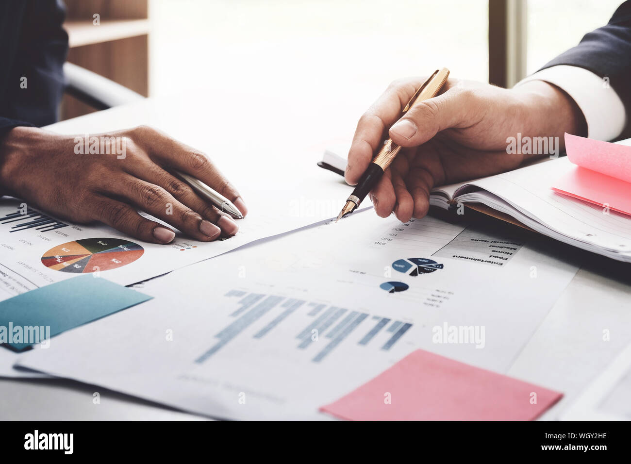 Recorta las manos de gente de negocios discutiendo los datos en Office Foto de stock
