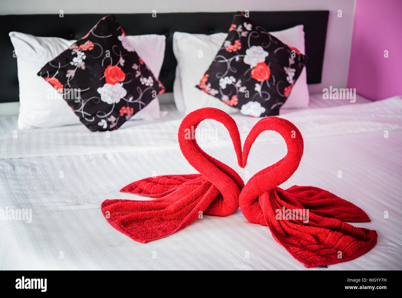 Fácil en progreso Mediante Close-up de forma corazón hecho con una toalla sobre la cama Fotografía de  stock - Alamy