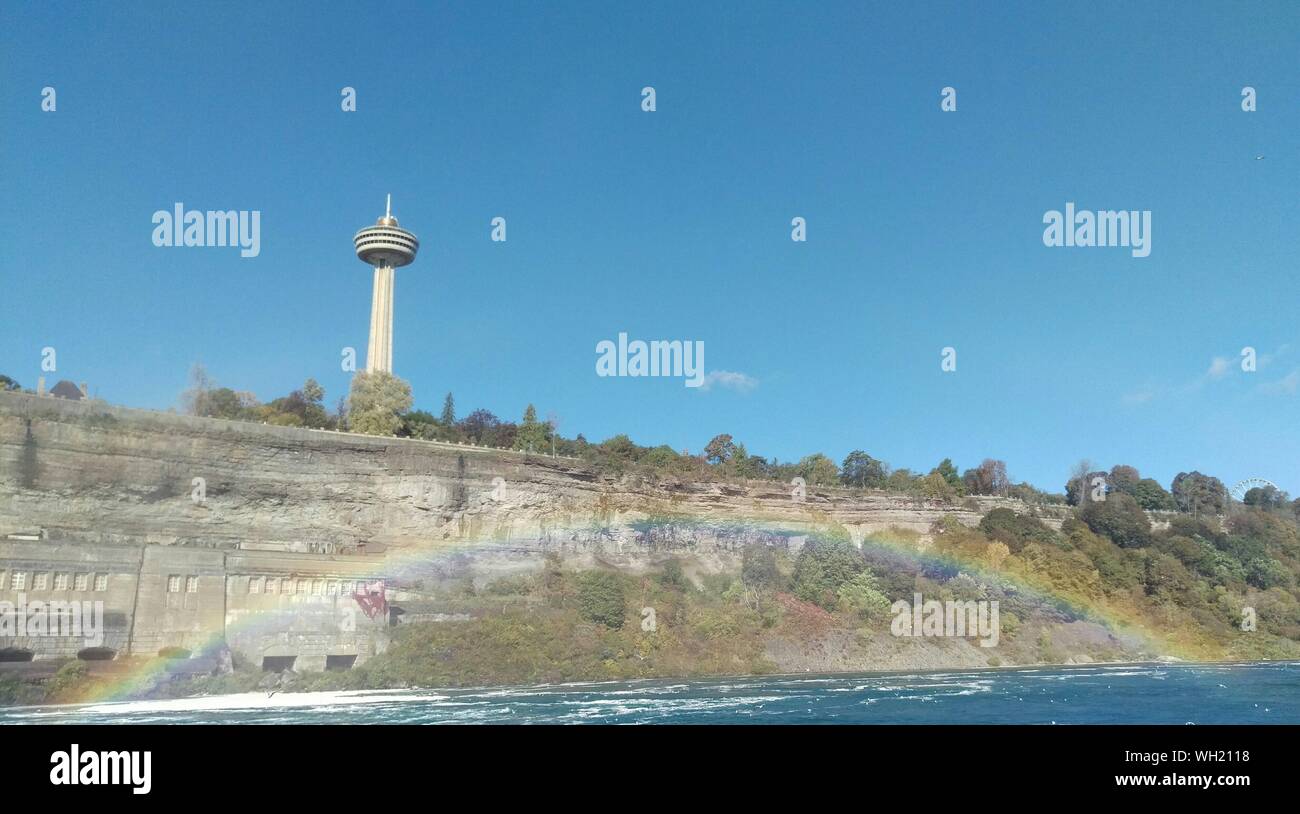 Ángulo de visión baja de la torre Skylon Tower en Niagara Falls contra el cielo azul Foto de stock