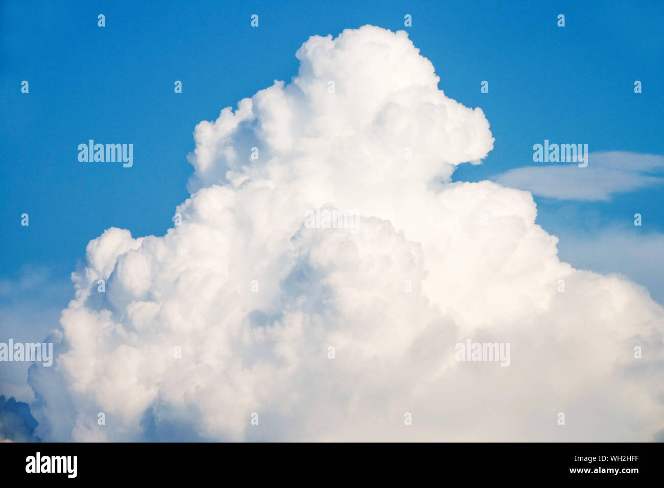Las nubes blancas, Cumulus sobre cielo azul y su formación Foto de stock