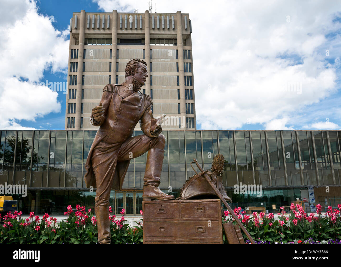 Estatua de Sir Isaac Brock contra la torre Schmon y nuevo edificio de