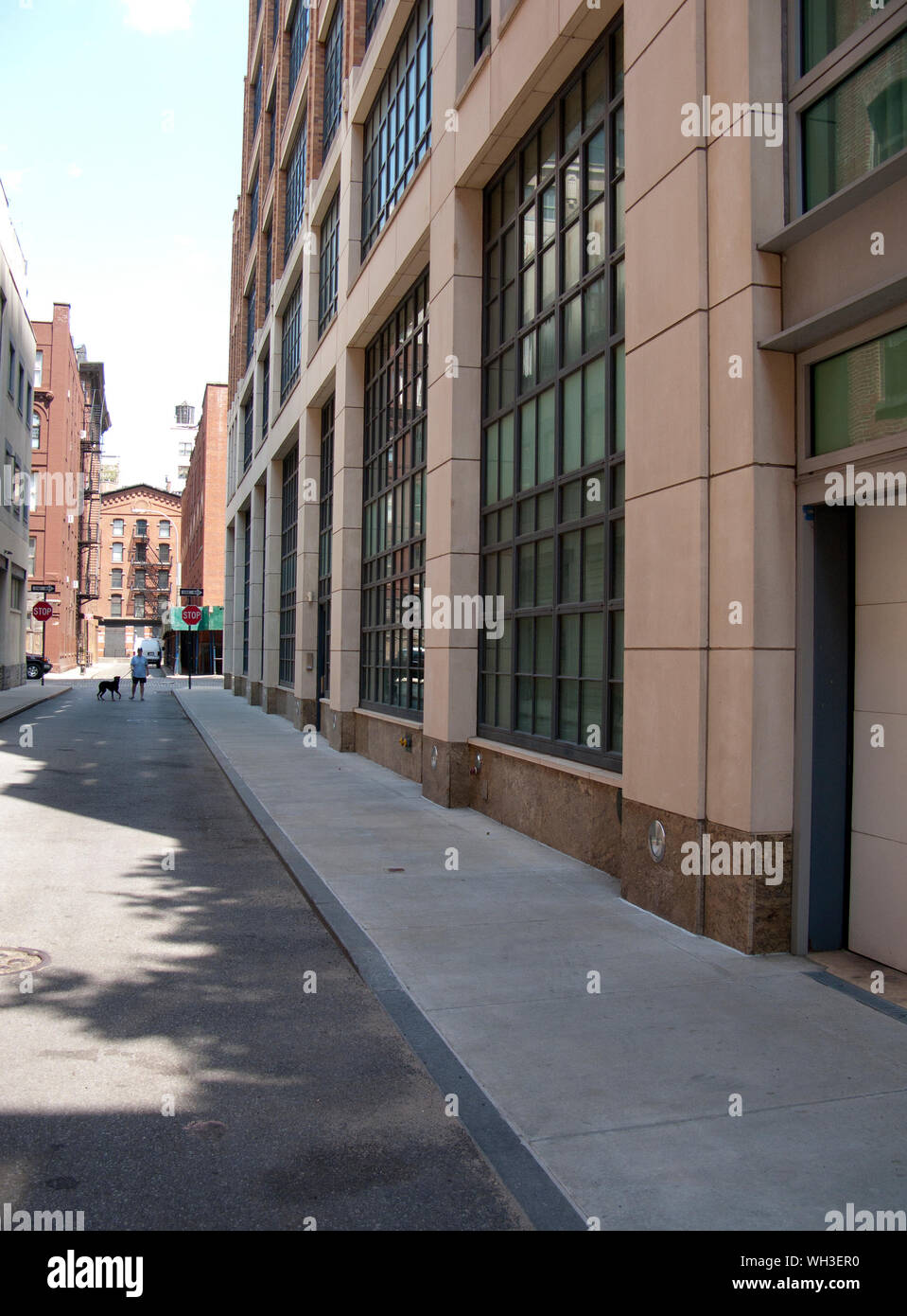 Perspectiva de fuga de la calle a lo largo de los edificios en la ciudad  Fotografía de stock - Alamy