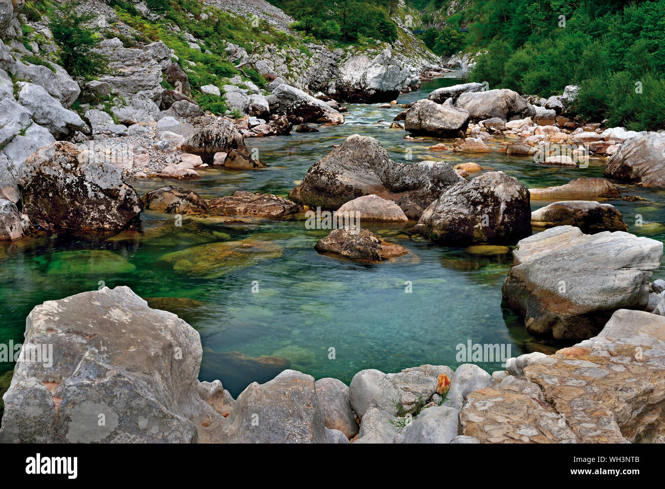 Río de montaña con enormes rocas y piscinas naturales de agua Foto de stock