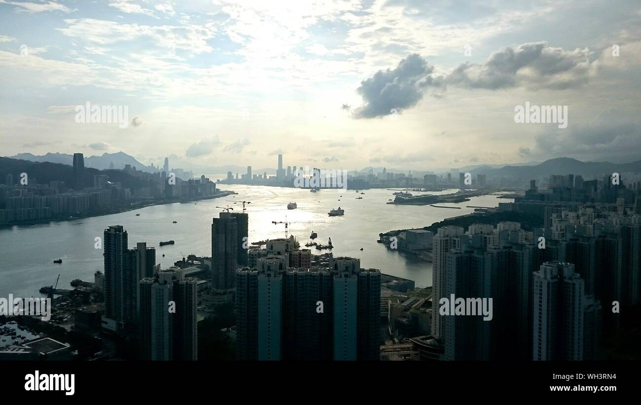 Mar de la China meridional en medio de modernos edificios contra el cielo Foto de stock