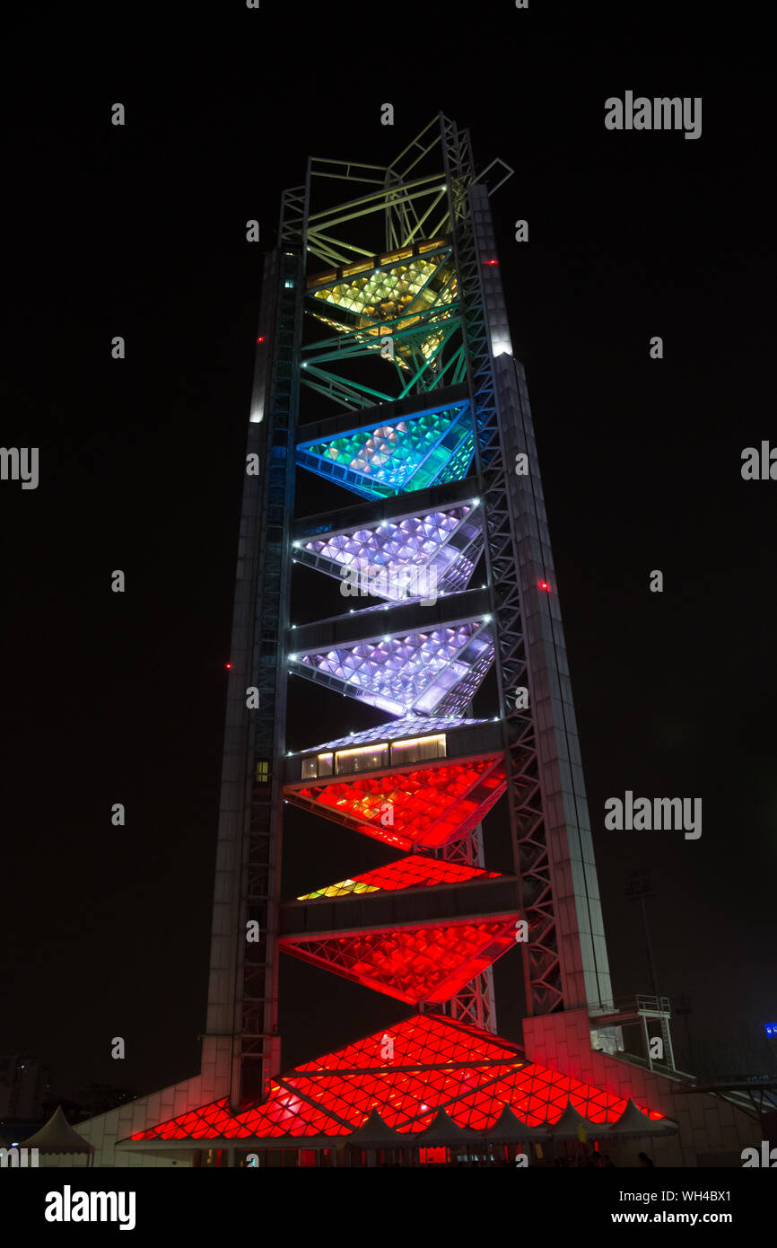 Editorial: BEIJING, CHINA, 5 de abril de 2019 - torre de radiodifusión en la iluminación nocturna de colores brillantes en la Sede Olímpica en Beijing Foto de stock