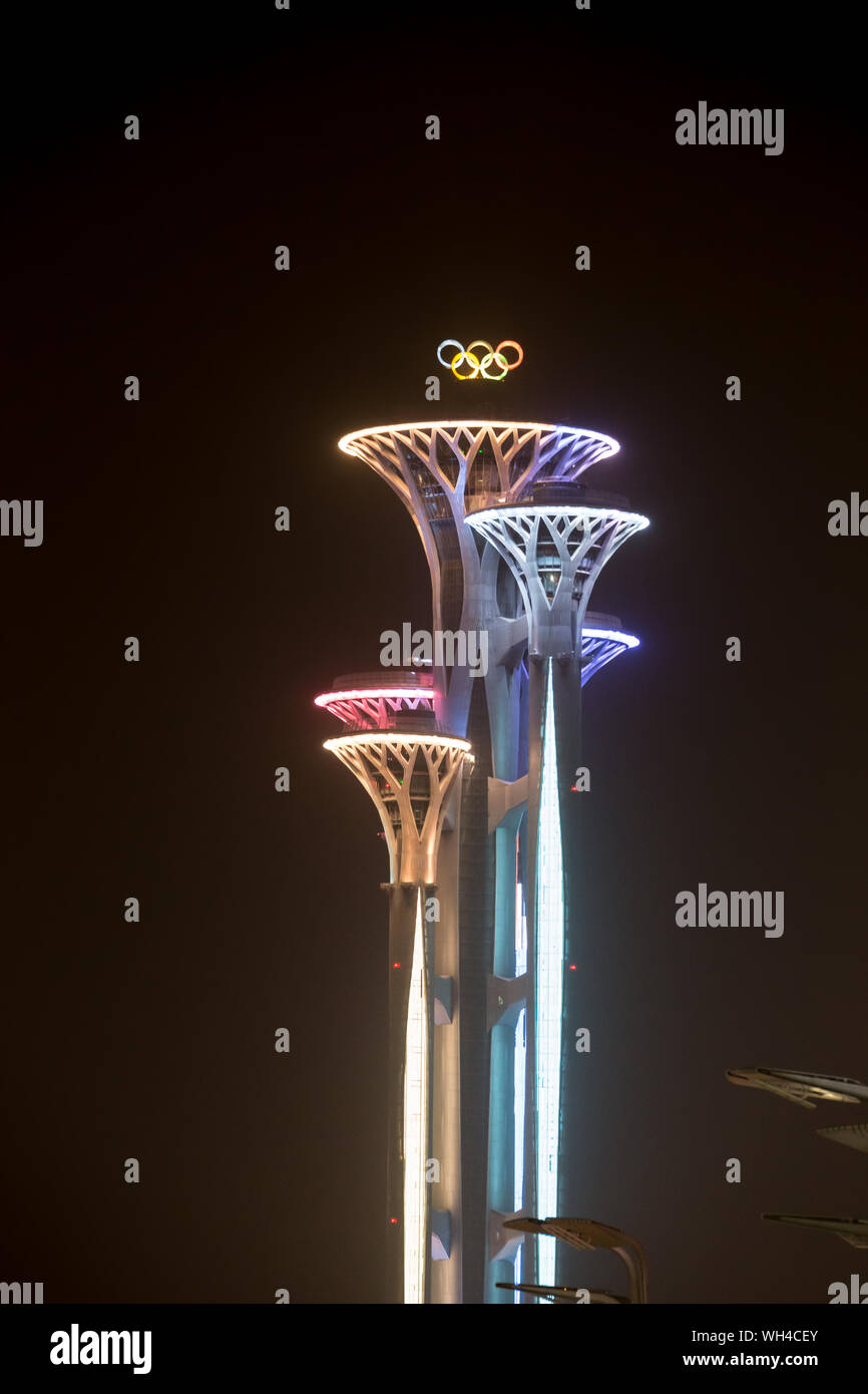 Editorial: BEIJING, CHINA, 5 de abril de 2019 - Torre Olímpica en iluminadas en diferentes colores en el Parque Olímpico en Pekín Foto de stock