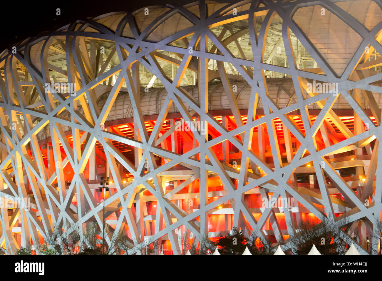 Editorial: BEIJING, CHINA, 5 de abril de 2019 - Mirando a través de la estructura externa del estadio Nido de Pájaro en el Parque Olímpico en Pekín Foto de stock