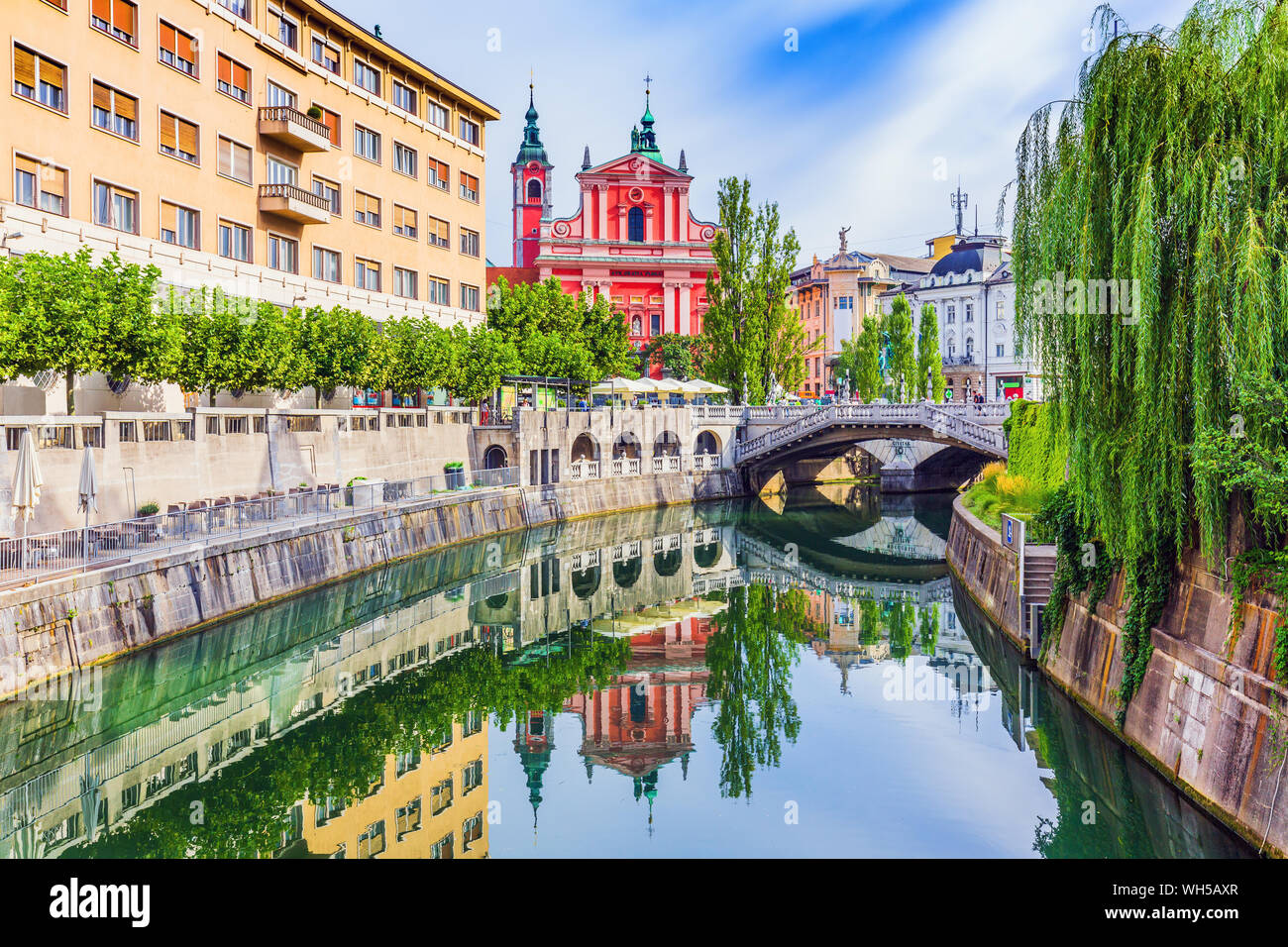 Ljubljana, Eslovenia. Paisaje urbano en río Ljubljanica canal en la parte vieja de la ciudad. Foto de stock