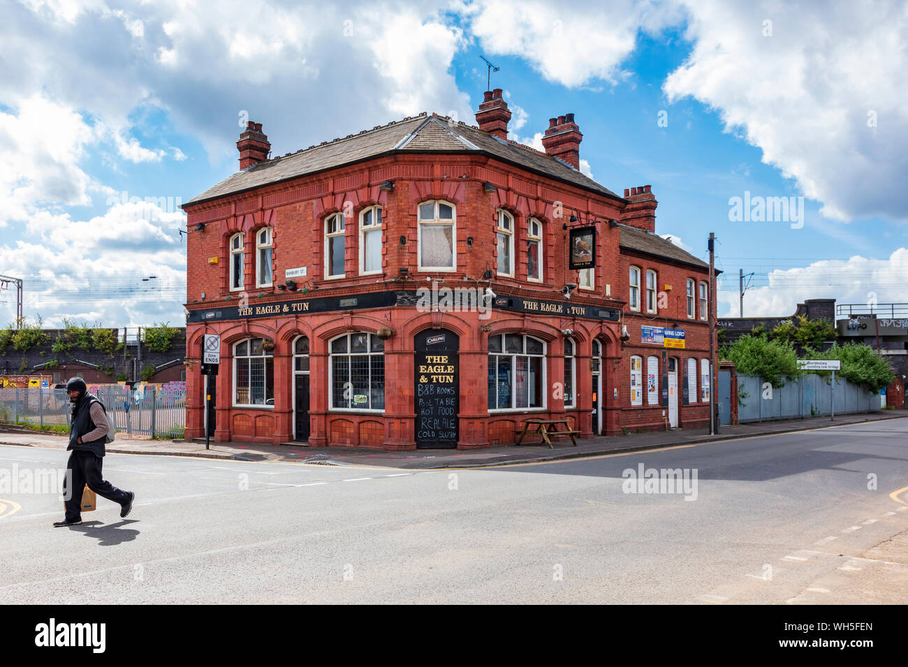 El Águila y Tun, un pub tradicional, un hombre cruza nuevo Canal Street, Birmingham, en el centro del área de desarrollo para HS2, REINO UNIDO Foto de stock