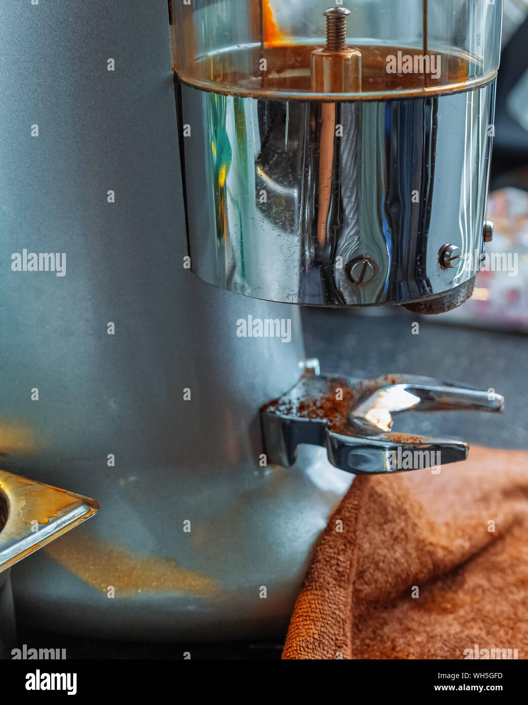 Molinillo de café. Una máquina que necesita para moler los granos de café  en polvo. Material metálico. Equipo de cafetería Fotografía de stock - Alamy