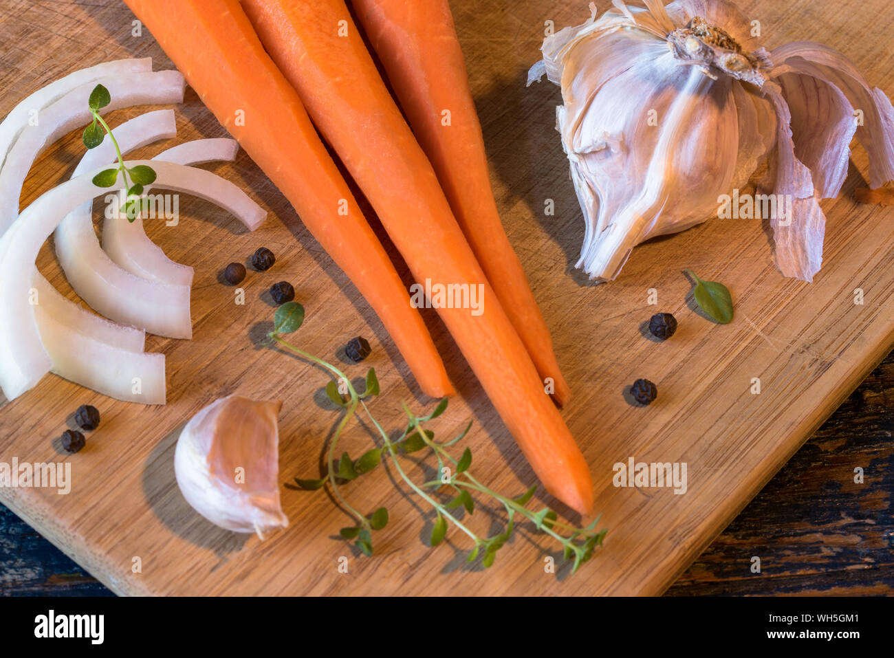 Un alto ángulo de visualización de alimentos frescos en placa de corte Foto de stock