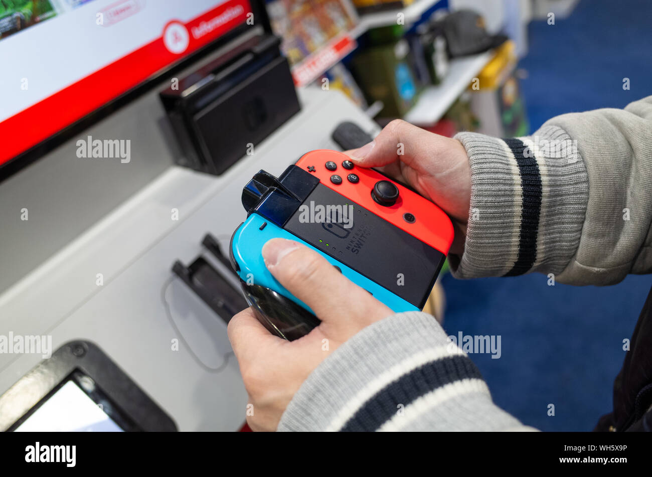 Un modelo de interruptor de Nintendo en la tienda para que los clientes puedan probar. Melbourne, VIC, Australia. Foto de stock