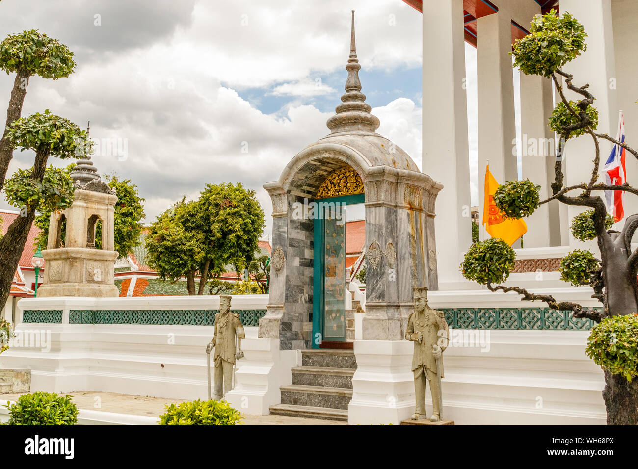 Estatuas en la entrada de Wat Suthat Thepwararam, old royal templo Budista (Wat) en Bangkok, Tailandia. Foto de stock
