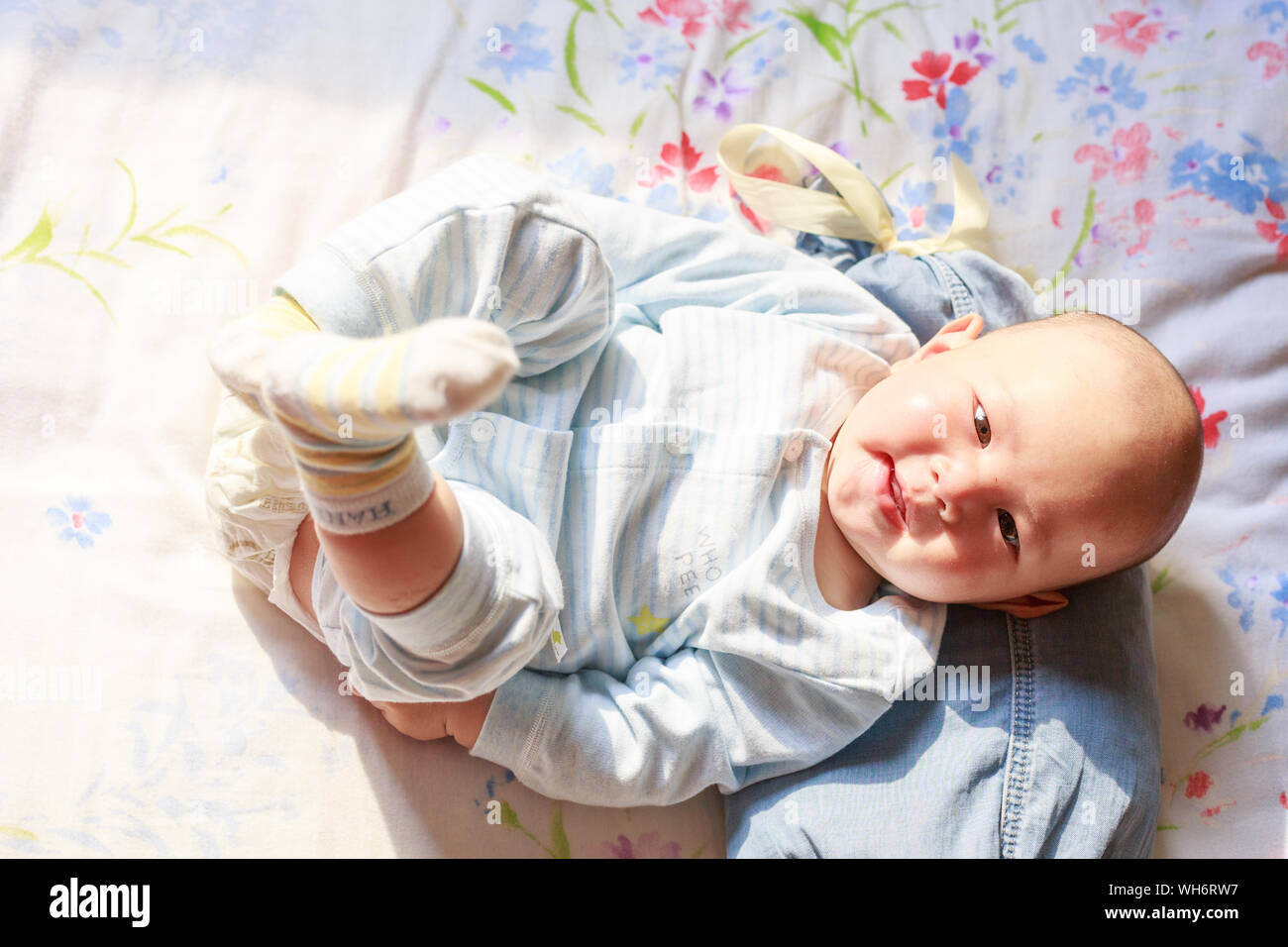 Directamente encima de la vista de Baby Boy en la cama Foto de stock