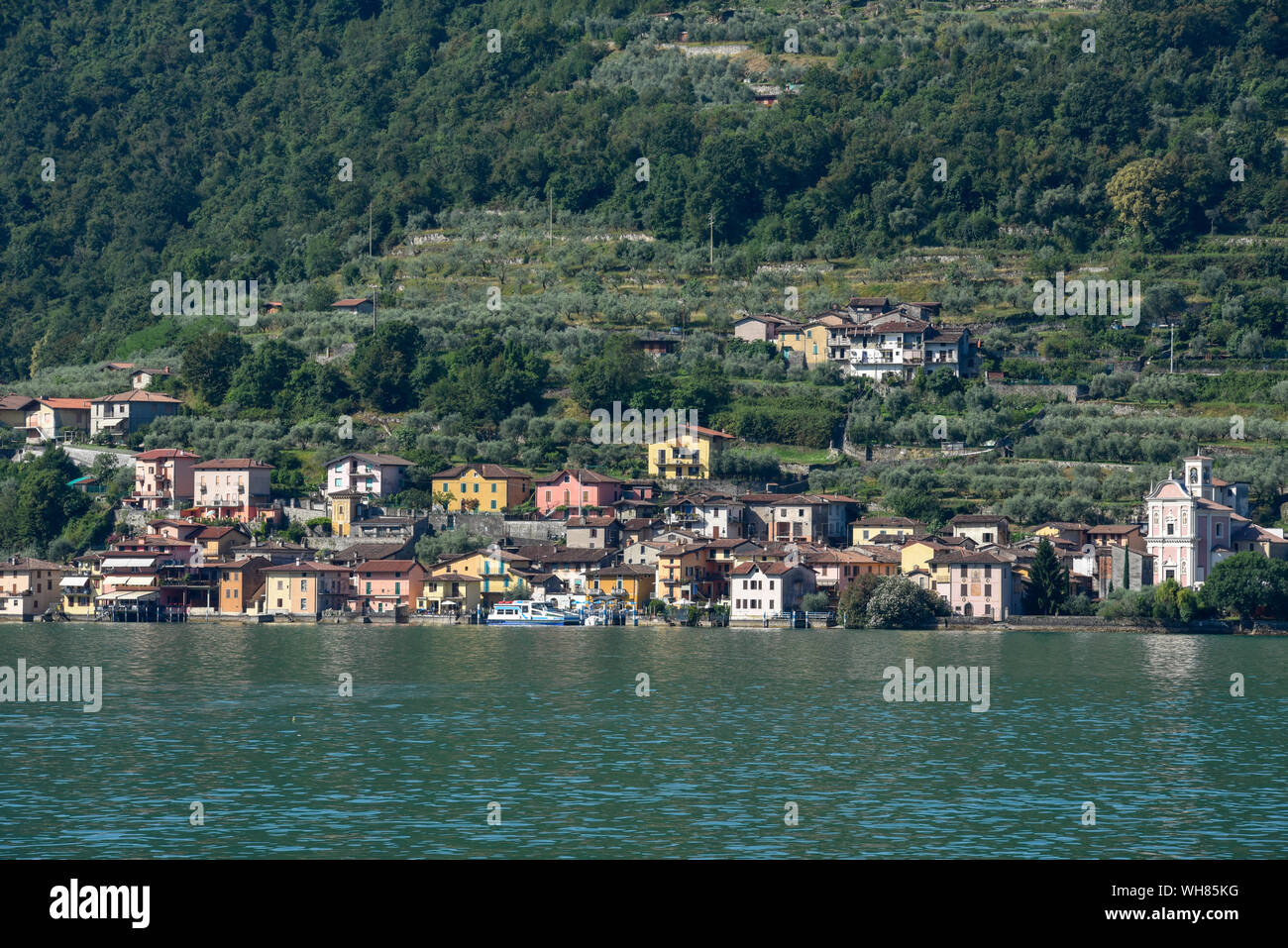La aldea de Carzano en lago de Iseo en Italia Foto de stock